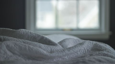 Qué son las mantas pesadas, y por qué ayudan a reducir el estrés, la  ansiedad y el insomnio, según la ciencia