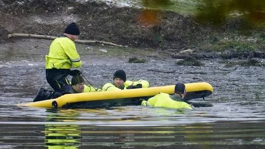 Tres niños mueren ahogados al caer a un lago helado en Inglaterra