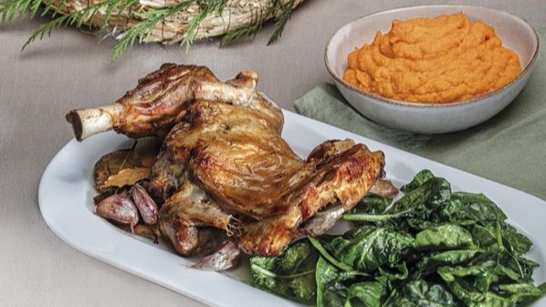 Paletilla de cordero a la miel con espinacas y puré de batata