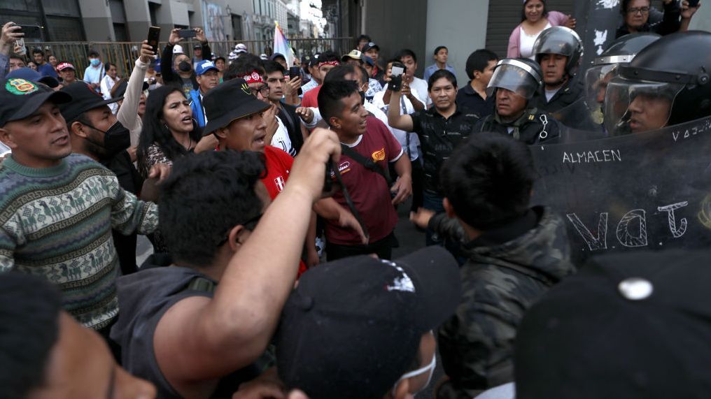 Reprimen las protestas en Perú: dos muertos y más de 30 heridos  entre partidarios de Pedro Castillo