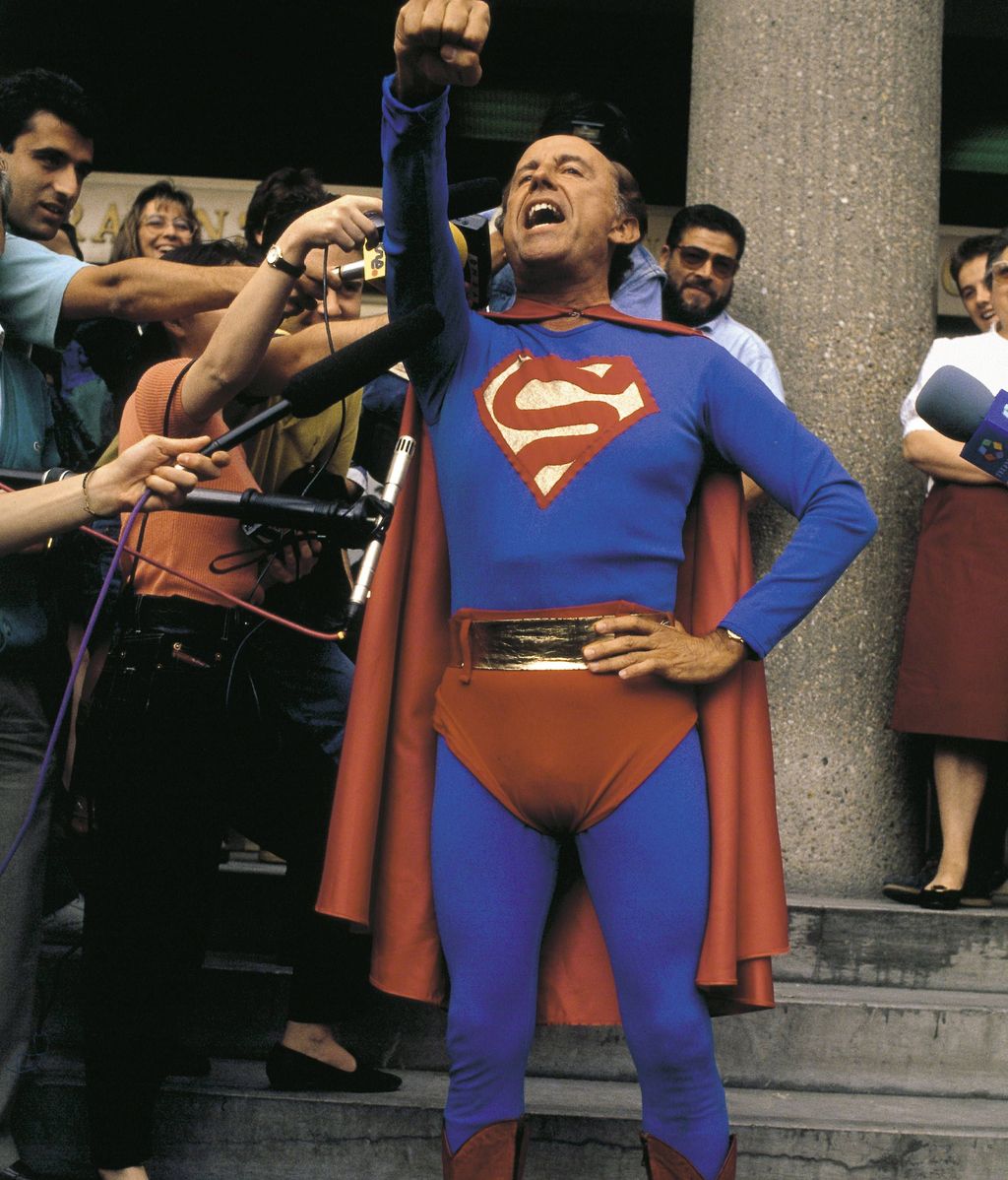 Ruiz Mateos, vestido de Superman en los juzgados de Plaza Castilla (Madrid)
