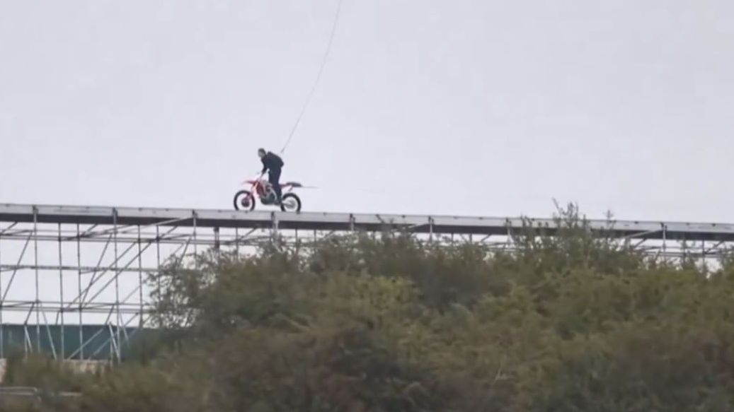 Tom Cruise sigue rechazando dobles: se lanza por un precipicio en moto para 'Misión imposible 7'