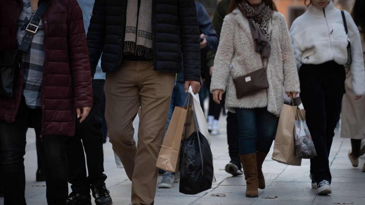 Varias personas realizan sus compras navideñas en la avenida de la Puerta del Ángel, a 9 de diciembre de 2022, en Barcelona, Catalunya (España).