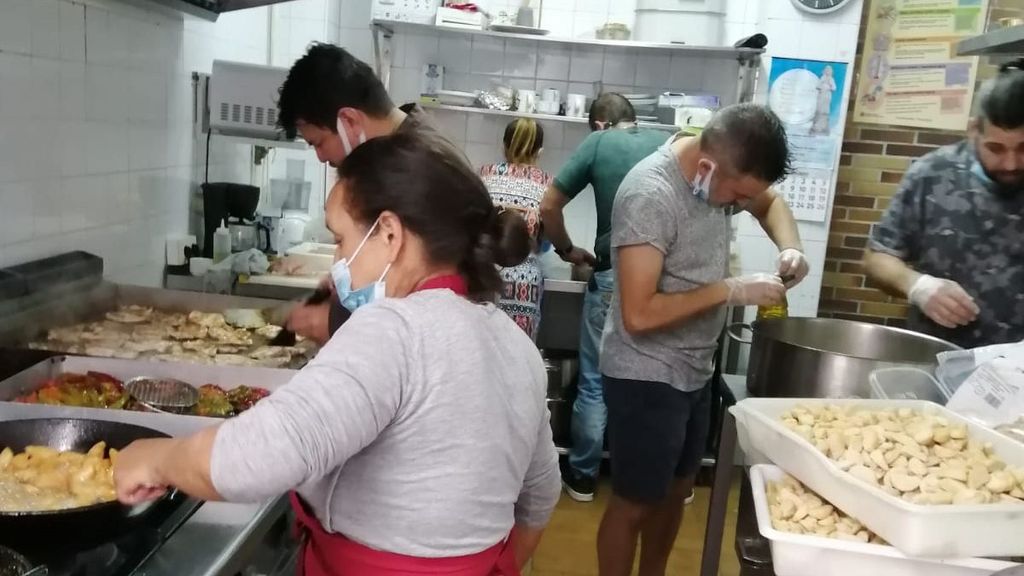 Voluntarios trabajando en el comedor social de 'Vida Digna'.