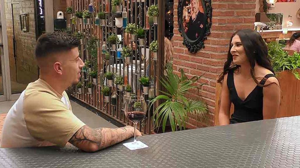 Carolina y Marc durante su cita en 'First Dates'