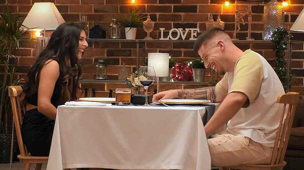 Carolina y Marc durante su cita en 'First Dates'