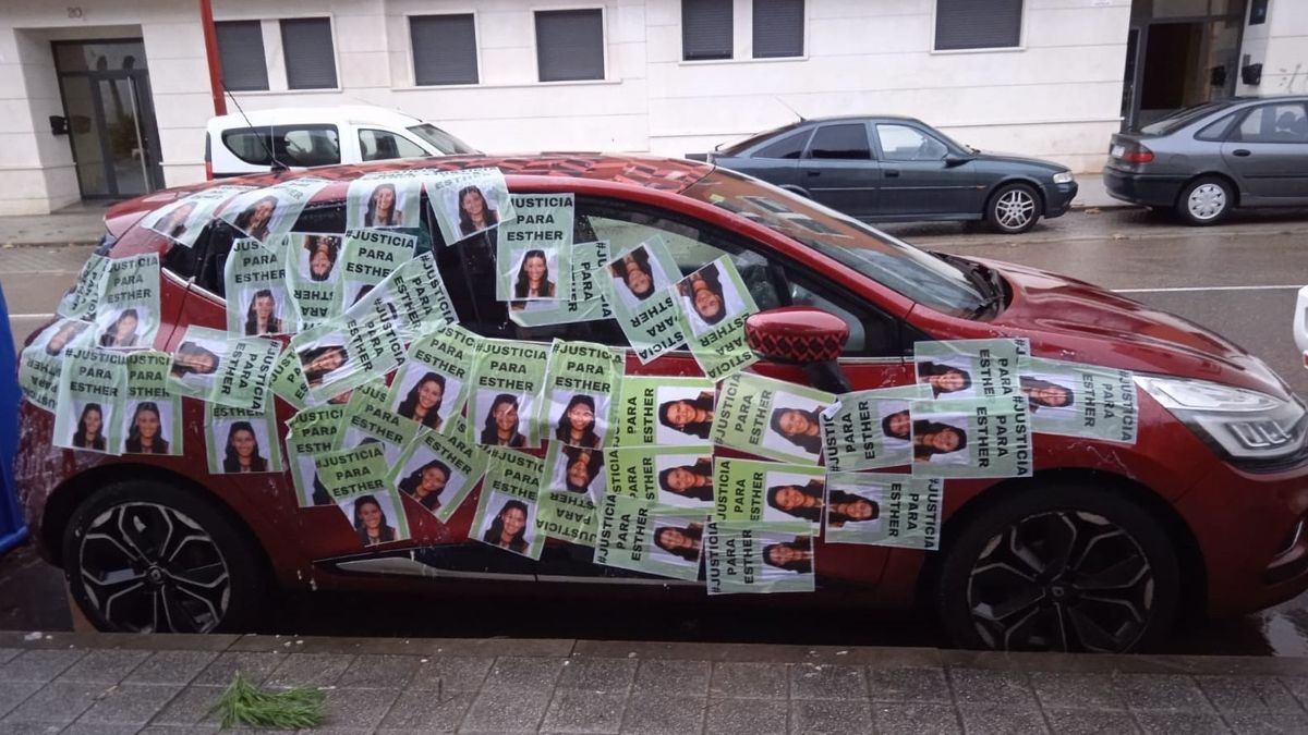 El coche de la hermana de Óscar amanece totalmente cubierto con carteles que piden justicia para Esther López