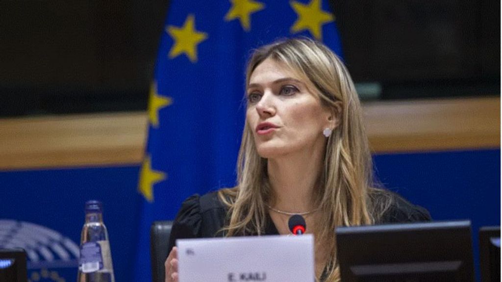 El pleno del Parlamento Europeo destituye a la vicepresidenta Eva Kaili, acusada de corrupción