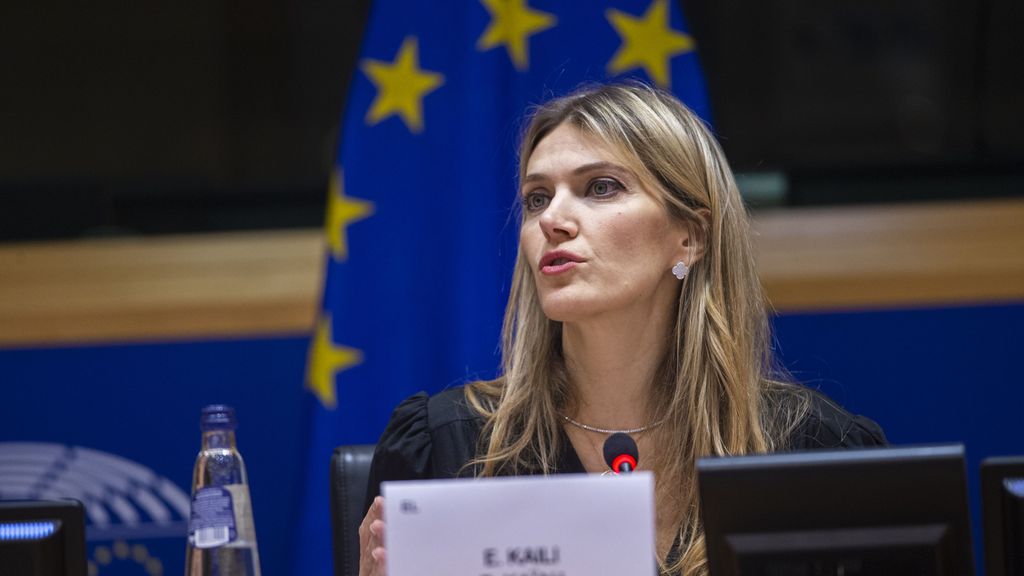 El pleno del Parlamento Europeo destituye a la vicepresidenta Eva Kaili, acusada de corrupción