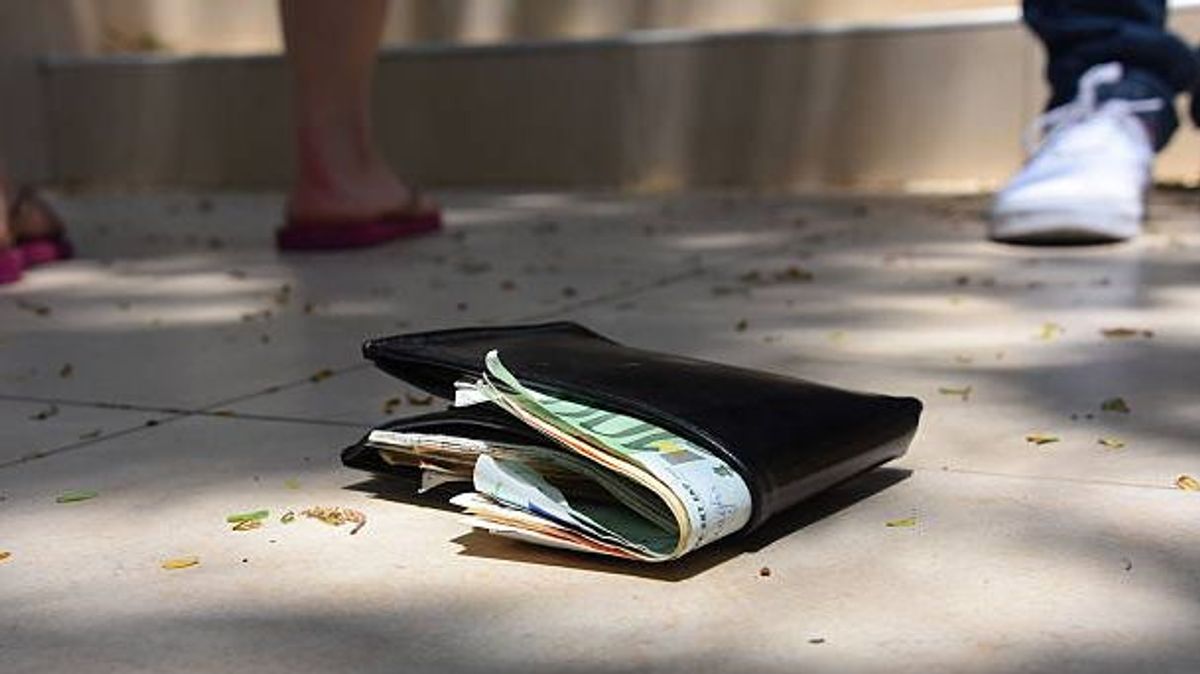 Encontrar dinero perdido en la calle. Encontrar dinero perdido en la calle.