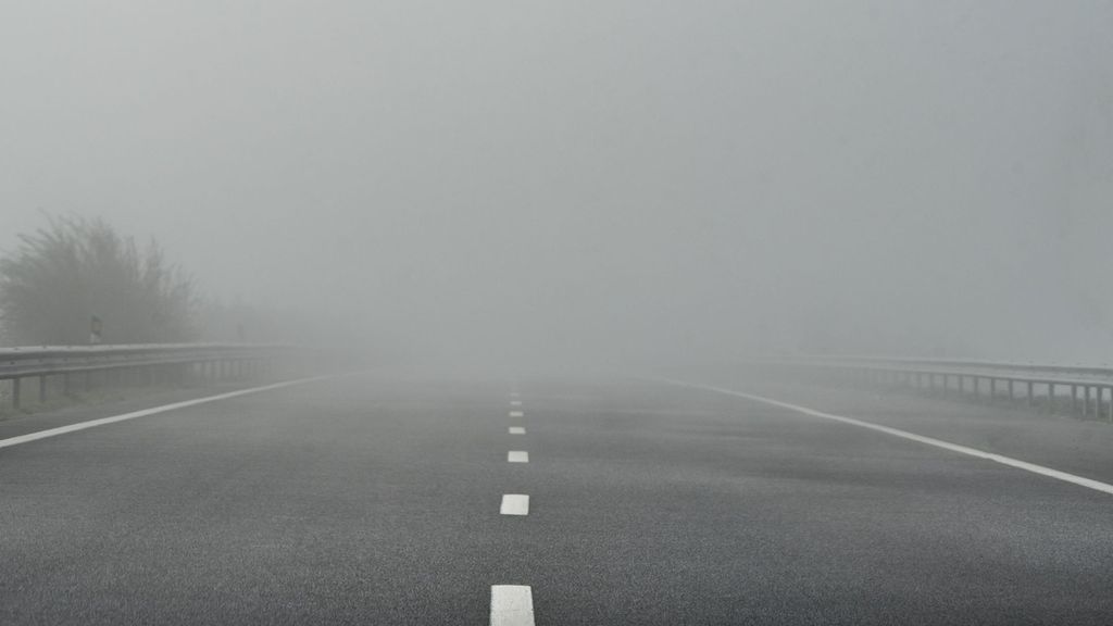 Las marcas longitudinales de la carretera te ayudarán a guiarte con niebla