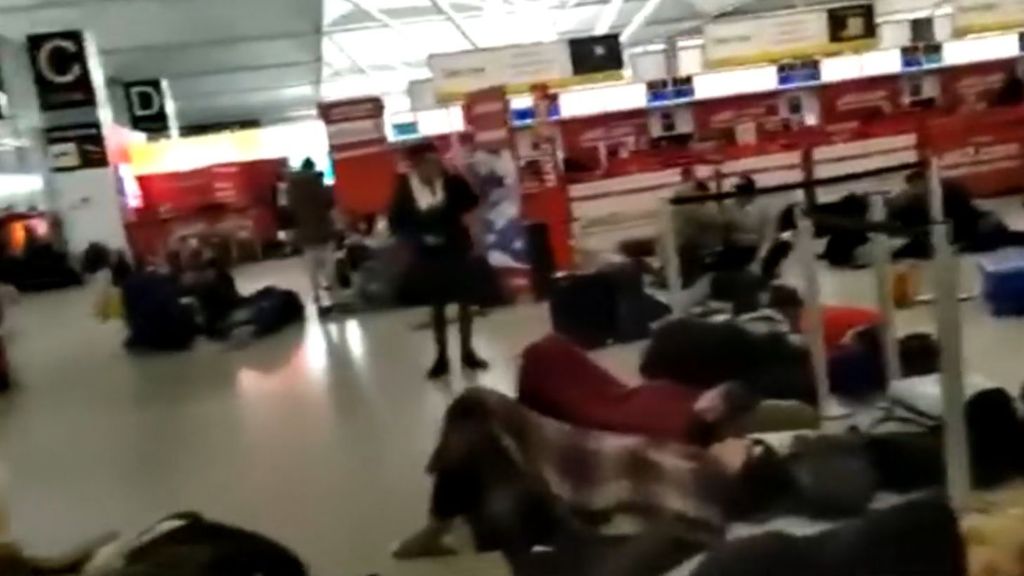 Españoles atrapados en los aeropuertos de Londres por la nieve: "Niños, mayores y embarazadas duermen en el suelo"