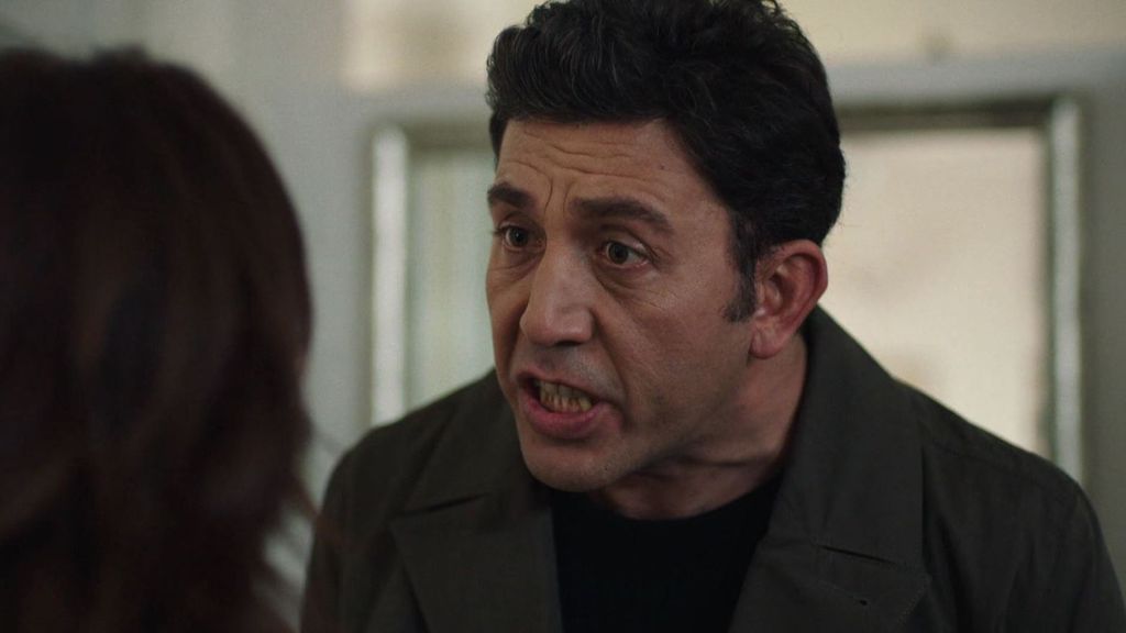 Cihan se enfrenta  a Demet por ocultarle que Zeynep es su hija: "Ya no tendrás que mentir"