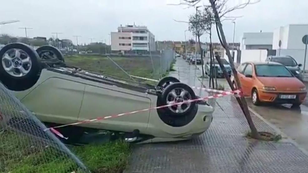Un tornado atraviesa las calles de Rota
