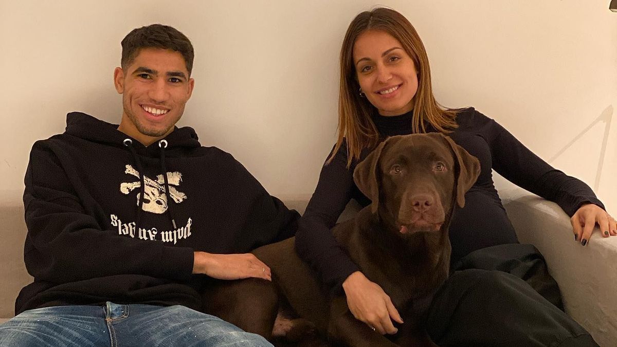 Achraf Hakimi e Hiba Abouk con su perro Raï Achraf Hakimi e Hiba Abouk con su perro Raï
