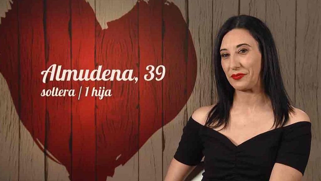 Almudena, una soltera de ‘First Dates’ apasionada de la investigación: “Soy la vieja del visillo de mi barrio”