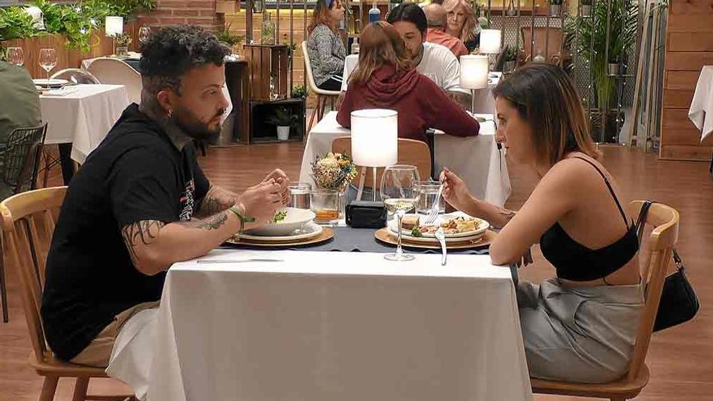Carlos y Melody durante su cita en 'First Dates'