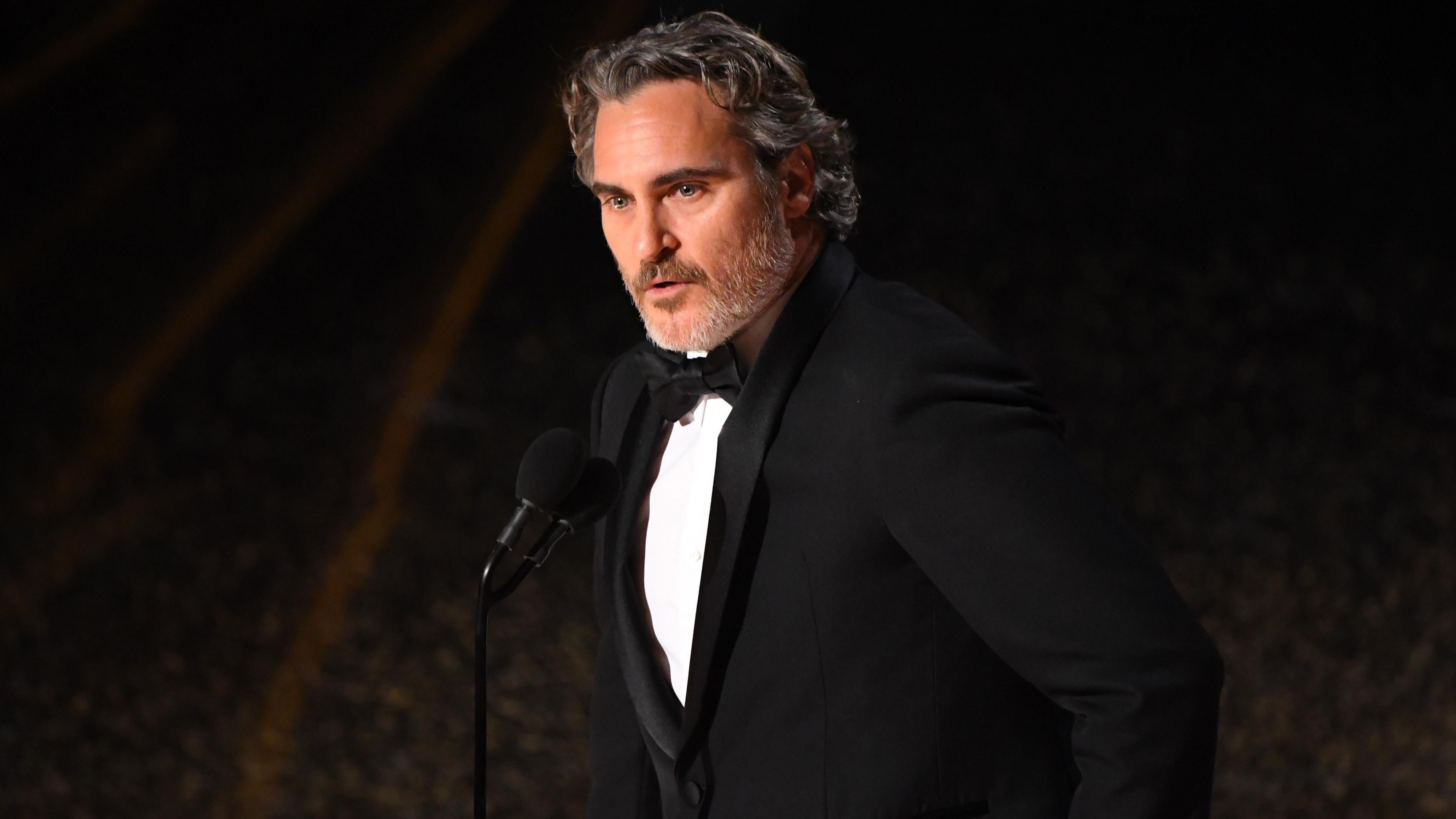 El actor tiene una hendidura en el labio.