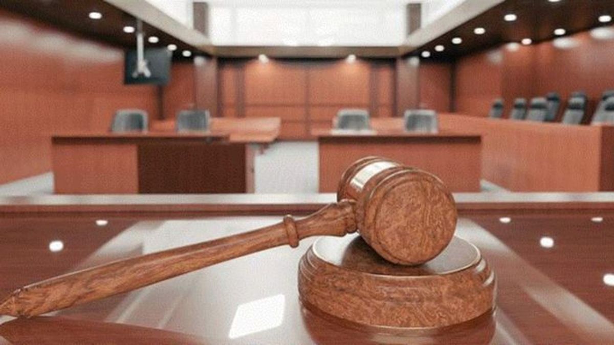 El padre acusado de violar a sus dos hijas menores logra posponer el juicio