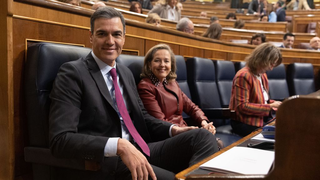 El presidente del Gobierno, Pedro Sánchez, y la vicepresidenta Calviño en una imagen de archivo en el Congreso