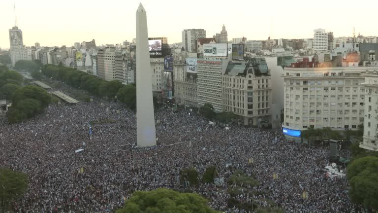 Los hinchas argentinos abarrotan el icónico obelisco de Buenos Aires tras su triunfo