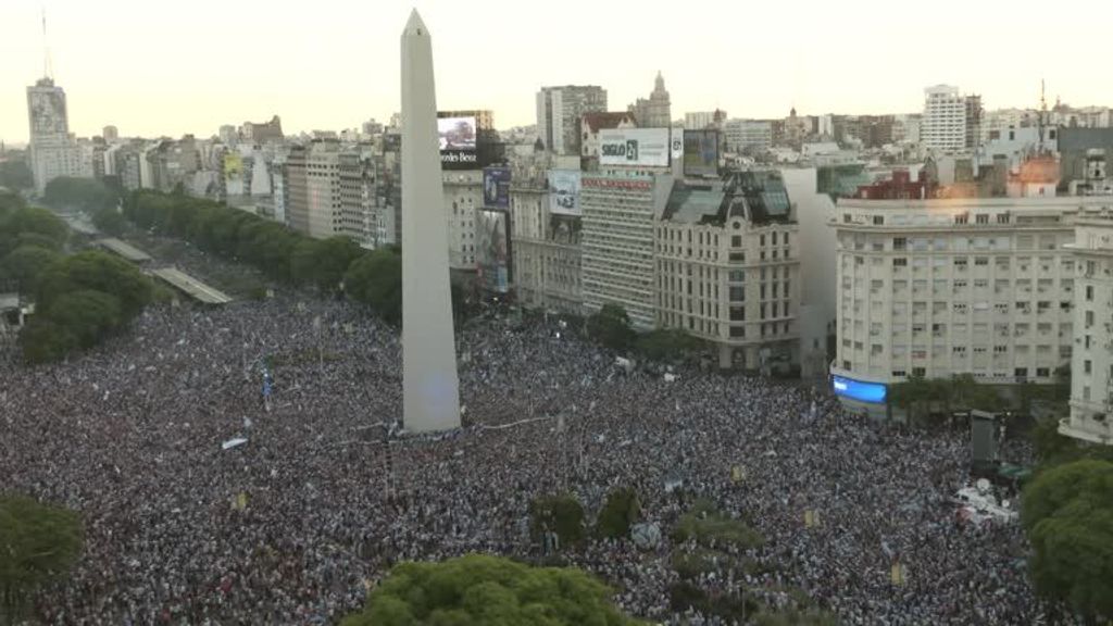 Los hinchas argentinos abarrotan el icónico obelisco de Buenos Aires tras su triunfo
