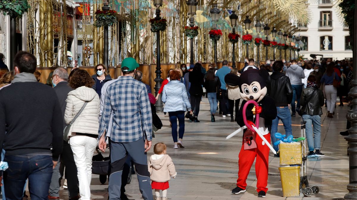 Malagueños, turistas y visitantes llenan las calles de Málaga eun un domingo de Navidad con los comercios abiertos y temperaturas de 20º a 26 de diciembre de 2021 en Málaga, Andalucía.