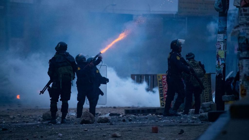 Un joven recibe el impacto de una bomba lacrimógena lanzada por un policía en Perú