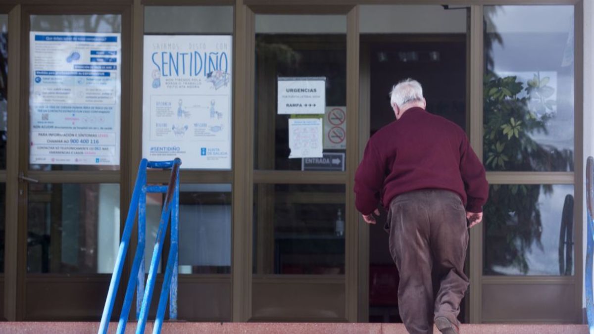 Un paciente entrando en un centro sanitario de Guitiriz (Lugo).
