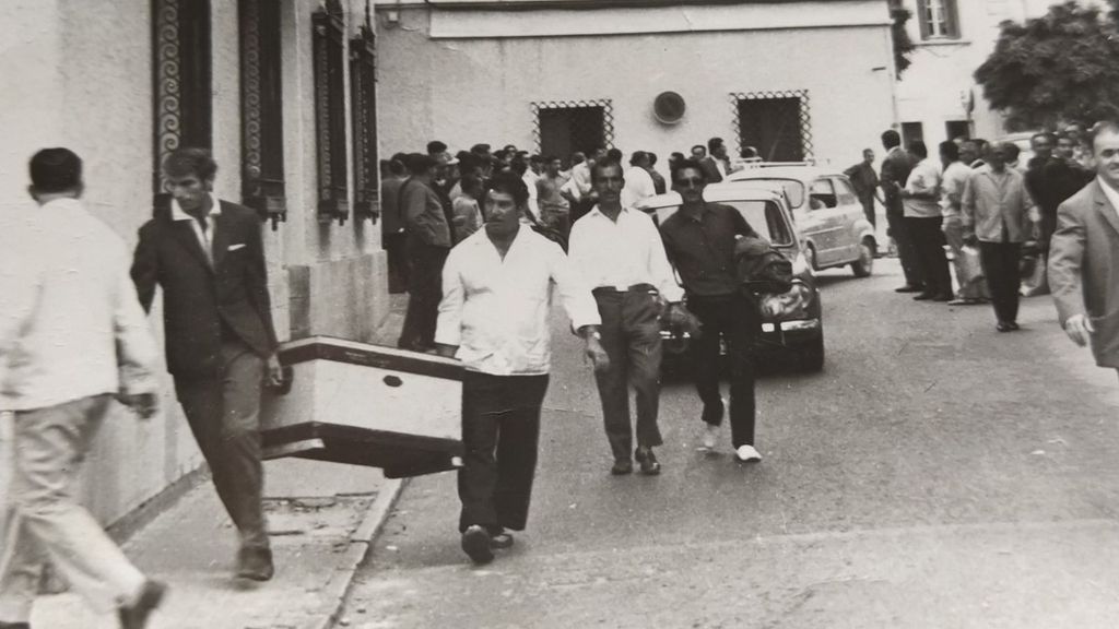 Vecinos de la Línea que trabajaban en Gibraltar recogiendo enseres el día antes de cerrar la frontera.