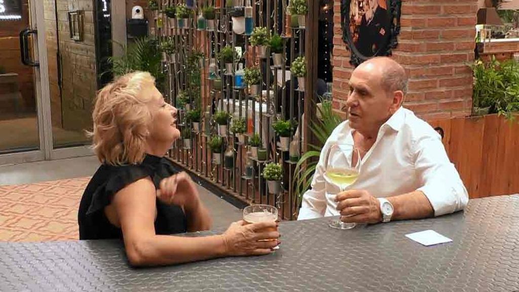 Ángela y Conrado durante su cita en 'First Dates'