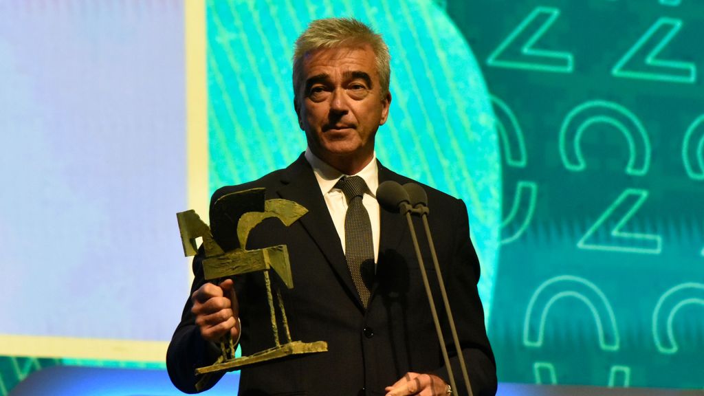 Francino junto a su Premio Ondas