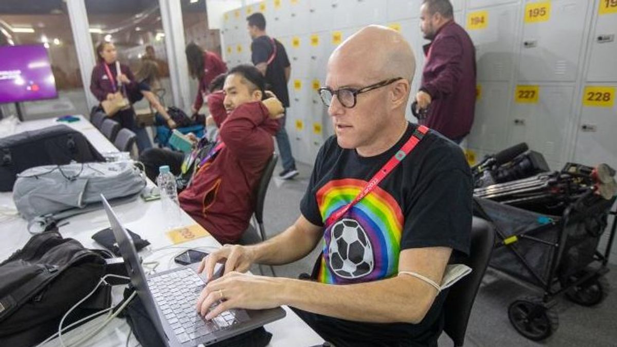 Grant Wahl el periodista con una camiseta incómoda durante la cobertura del mundial de Qatar 2022