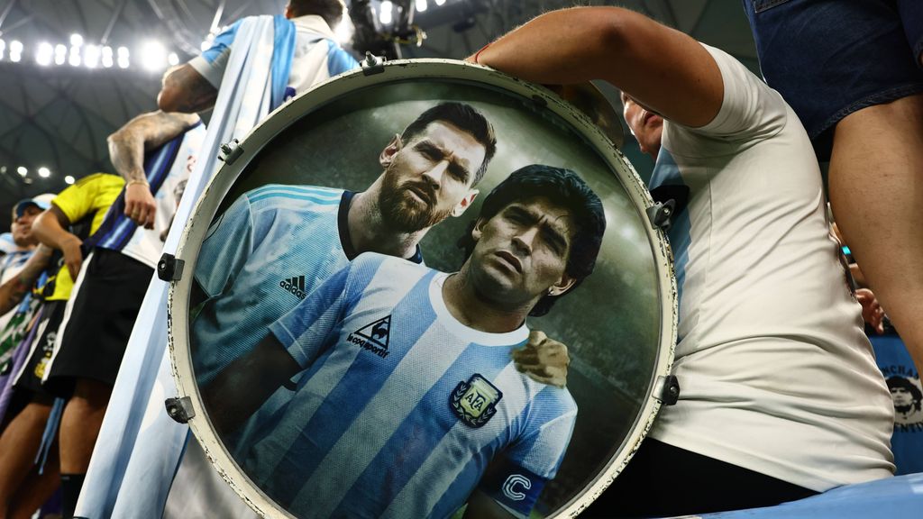 Maradona y Messi, mesías de Argentina