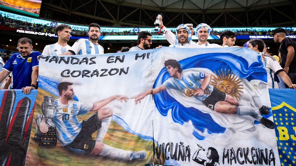 Messi y Maradona, figuras divinas en Argentina