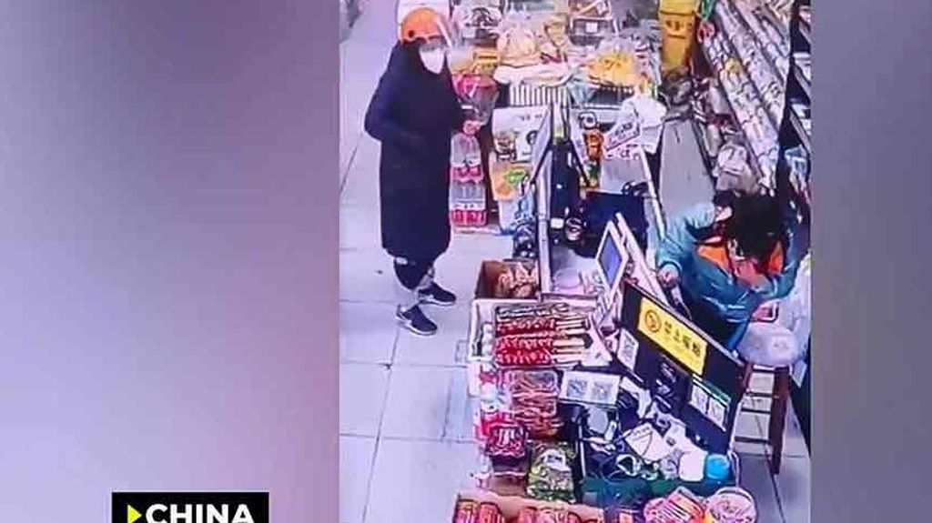 Pánico por covid en China: Una clienta sale corriendo ante el estornudo de una cajera