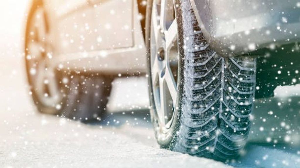 Si el clima es frío, hay nieve o hielo no es recomendable ni seguro conducir con neumáticos de verano