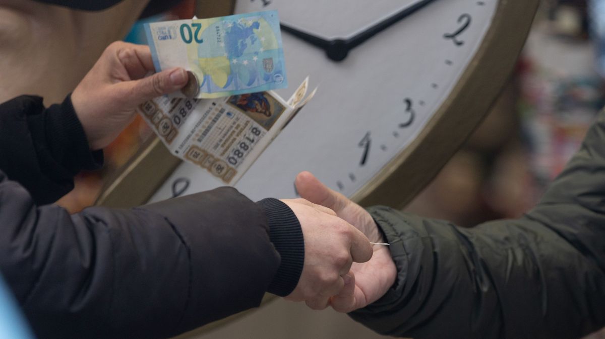 Una persona comprando un décimo de lotería de Navidad en una imagen de archivo. Una persona comprando un décimo de lotería de Navidad en una imagen de archivo.