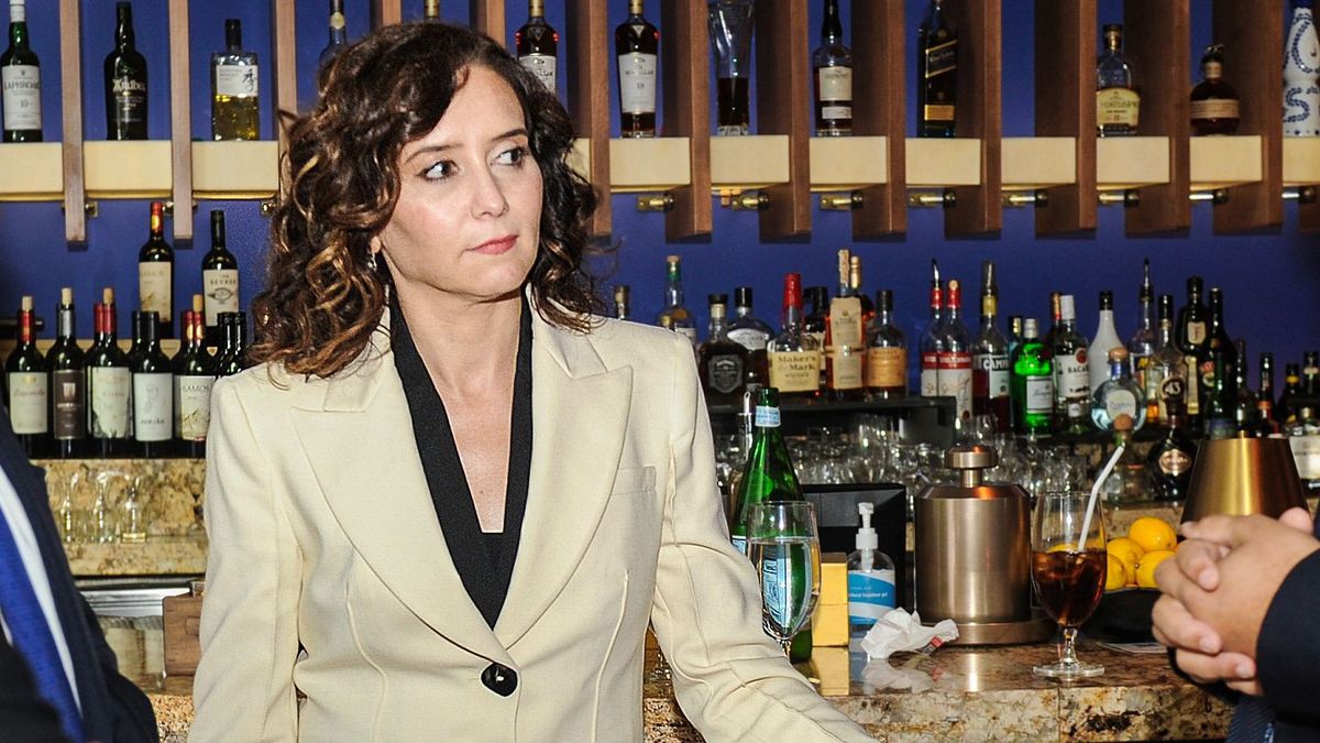 Ayuso en un bar