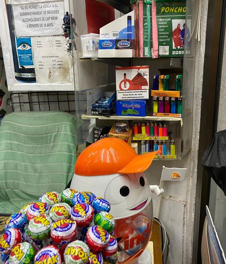 Cigarrillos electrónicos en una tienda de barrio