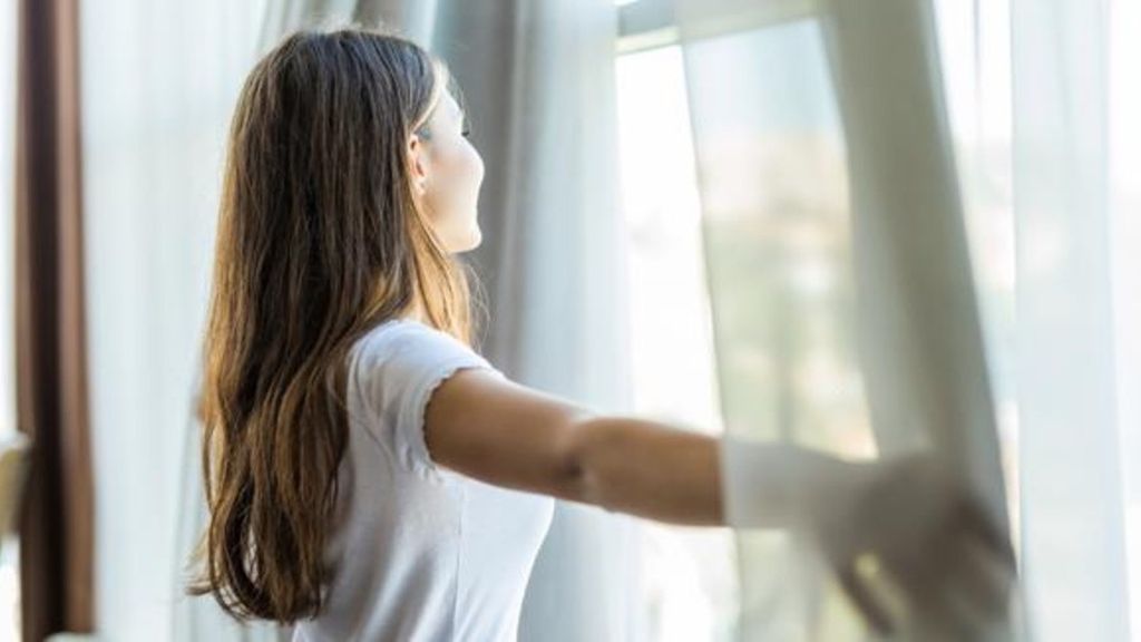 Lo mejor será ventilar la vivienda unas cuantas veces por semana.