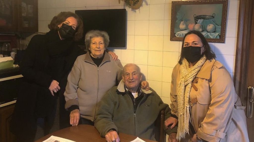 María y Serafín con Marta de Araoz, la responsable de FAMYC (izquierda); y Marichu, la voluntaria que los llama (derecha).