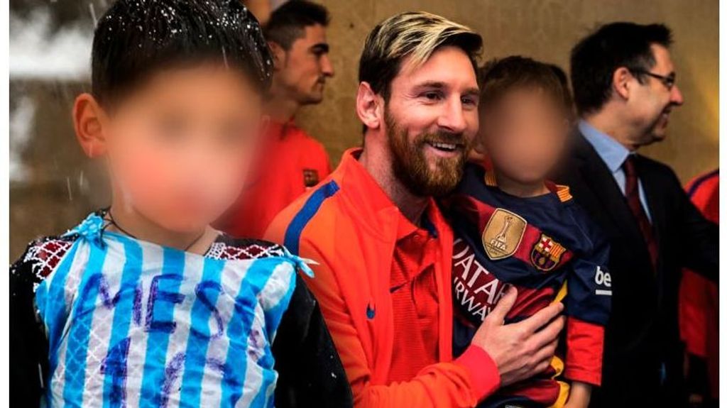 Murtaza Ahmadi, nacido en Afganistán, se volvió viral en plataformas digitales por la camiseta de Messi hecha de una bolsa