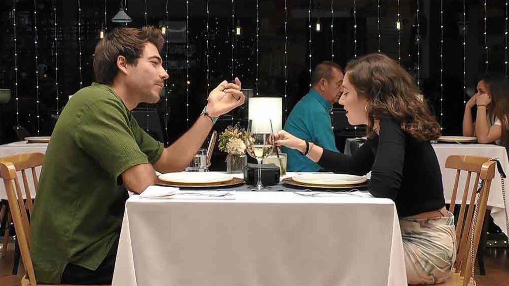 Paco y Carolina durante su cita en 'First Dates'