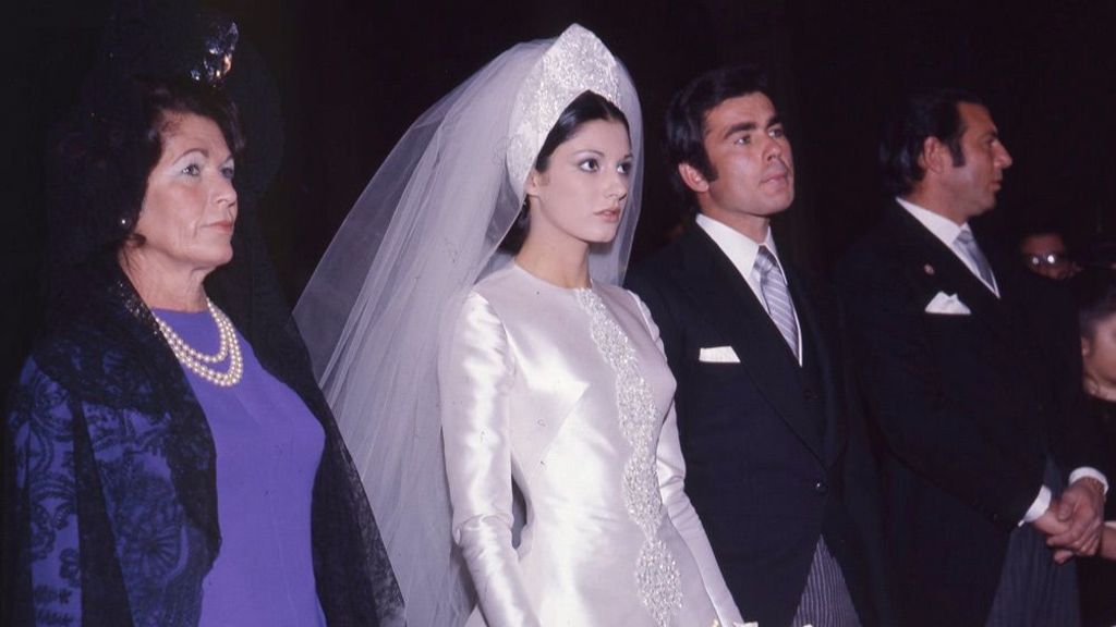 Para su primera boda, la novia se decantó por un vestido de Herrera y Ollera.