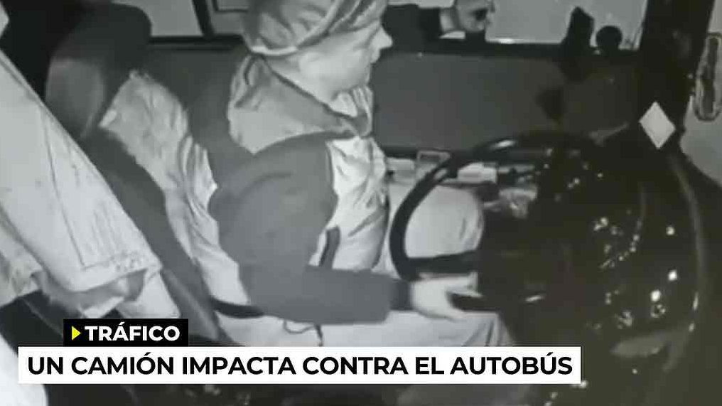 Salta del asiento justo antes de estrellar su camión contra un autobús