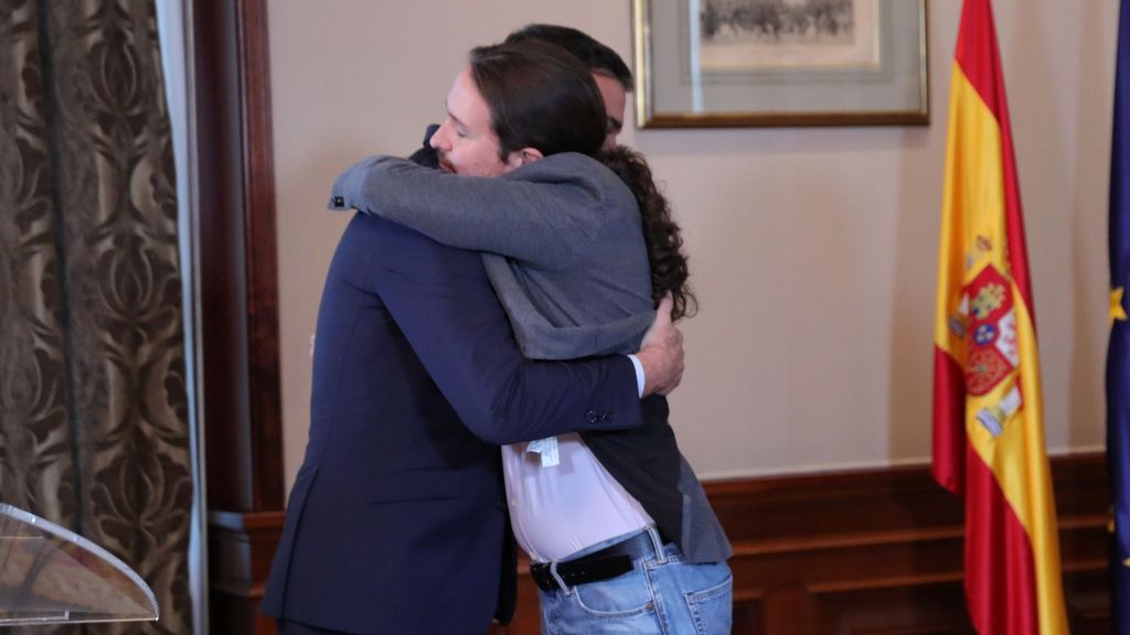 Sánchez e Iglesias se abrazan tras llegar a un pacto de Gobierno en 2019