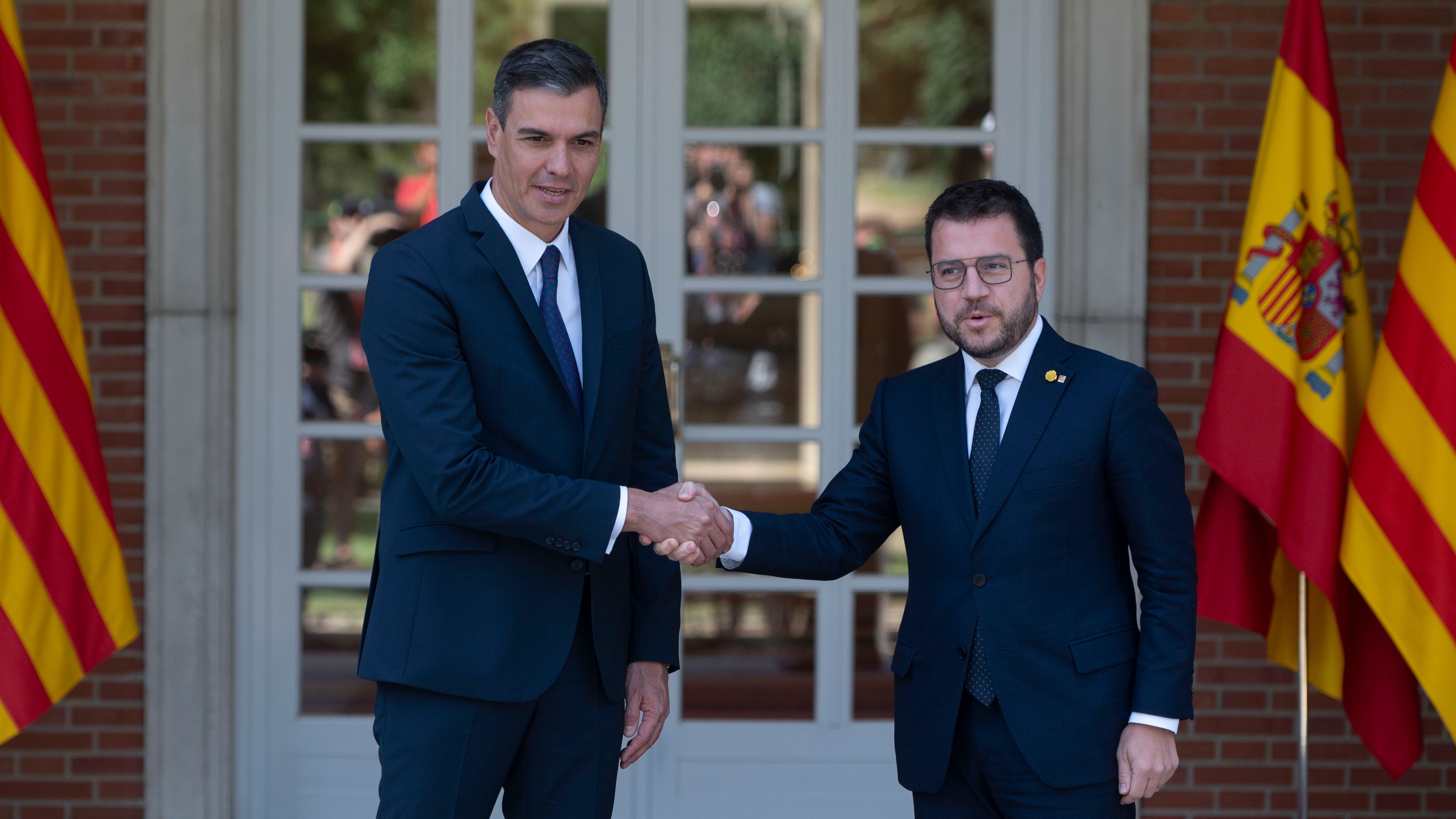 Sánchez y Aragonès se saludan en La Moncloa en julio de este año