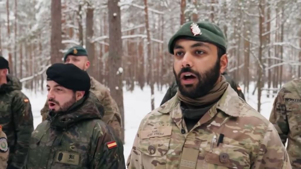 Soldados de varios países, entre ellos España, felicitan la Navidad con un villancico