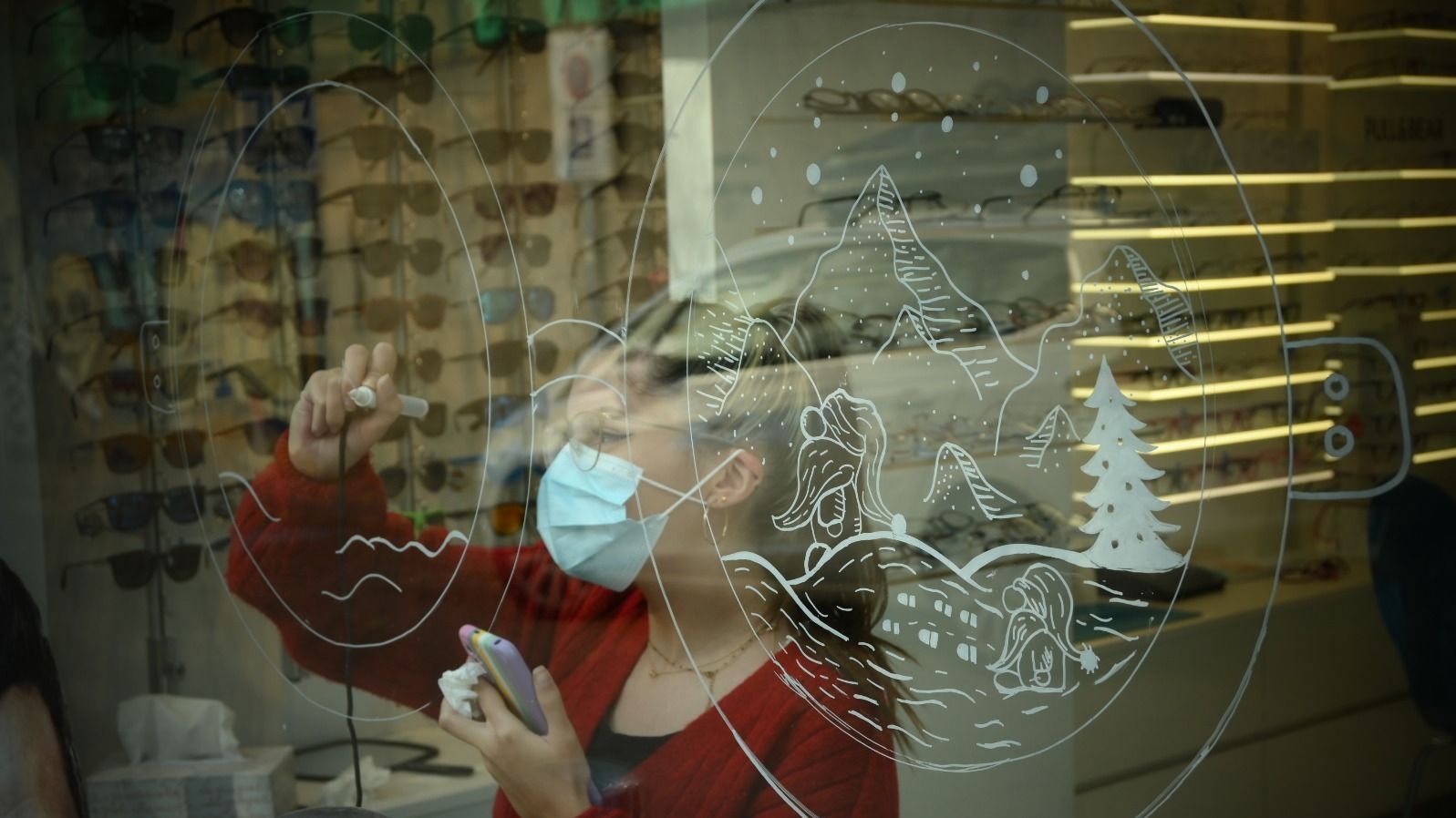 Una joven decora un escaparate